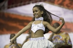 Rio Karnavılı kraliçesi 7 yaşındaki Julia Lira