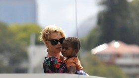 Charlize-Theron-Ogluyla-Sidney-Sokaklarinda