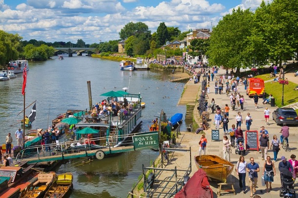 Londra'nın Richmond Upon Thames kasabasına gittiğinizde tekne gazileri Thames nehrinde gezintiye çıkabilirsiniz Londra'nın Richmond Upon Thames kasabasına gittiğinizde tekne gazileri Thames nehrinde gezintiye çıkabilirsiniz