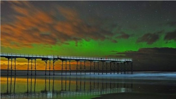 Kuzey Işıkları Britanya'yı rengarenk boyadı 10 Kuzey Yorkshire'daki Saltburn Rıhtımı / DAMIAN MONEY