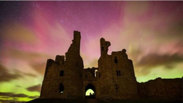 Kuzey Işıkları Britanya'yı rengarenk boyadı 12 Alnwick yakınlarındaki Dunstanburgh Kalesi / PHIL POUNDER