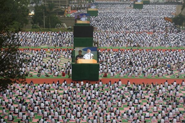 Hindistan Başbakanı binlerce kişiye yoga yaptırdı