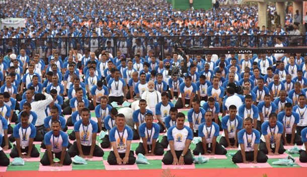 Hindistan Başbakanı binlerce kişiye yoga yaptırdı