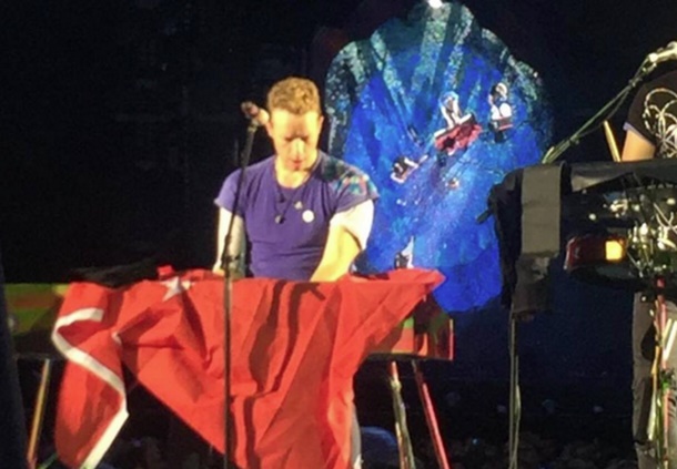 Coldplay, İstanbul için söyledi sahnede Türk bayrağı açtı