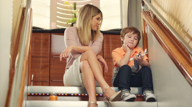Jennifer Aniston Emirates reklamında 2 Jennifer Aniston, Emirates’in son reklam filmi için kamera karşısında