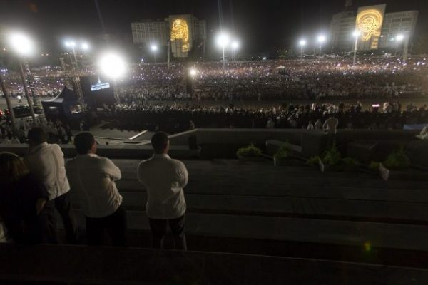 Fidel Castro İçin Havana'da Tarihi Uğurlama 2 Küba’nın efsanevi lideri Fidel Castro, Havana’da tarihi bir törenle son yolculuğuna uğurlandı.