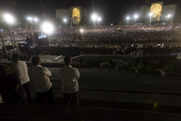 Küba’nın efsanevi lideri Fidel Castro, Havana’da tarihi bir törenle son yolculuğuna uğurlandı.