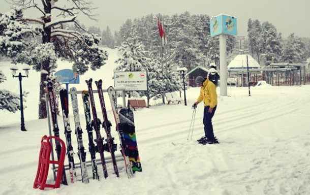 Türkiye’nin önemli kayak merkezlerinde erken gelen kar yağışı turizmcileri sevindirdi.