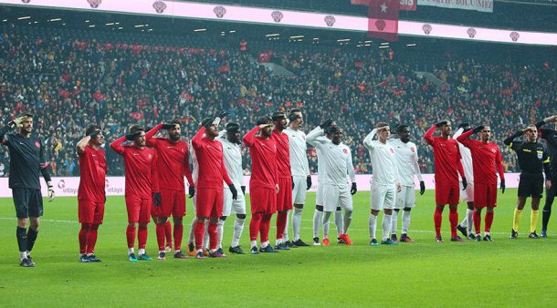 Futbol Dünyası Şehitlere Saygı Maçında Bir Araya Geldi