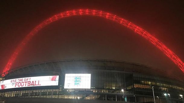 Wembley, İstanbul İçin Kırmızıya Büründü