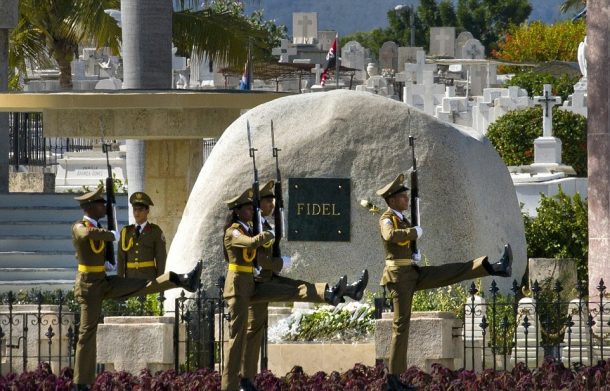 Fidel Castro’nun Mezarı Ziyaretçi Akınına Uğruyor