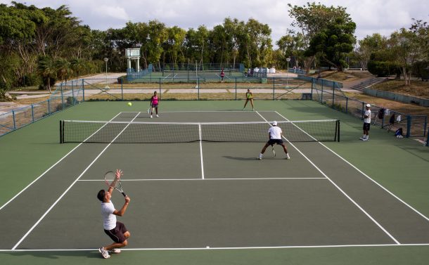 Küba'da, Kübalı Öğrencilere Amerikalılardan Tenis Yardımı 2 Küba Tenis Alanları