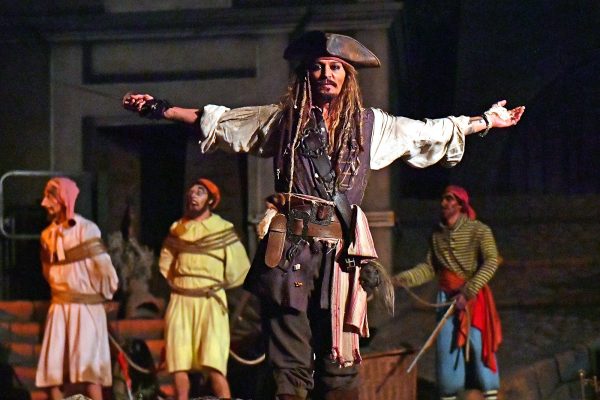 Johnny Depp, Disneyland'da Kaptan Jack Sparrow Karakterini Canlandırdı 2 Johnny Depp Disneyland Jack Sparrow