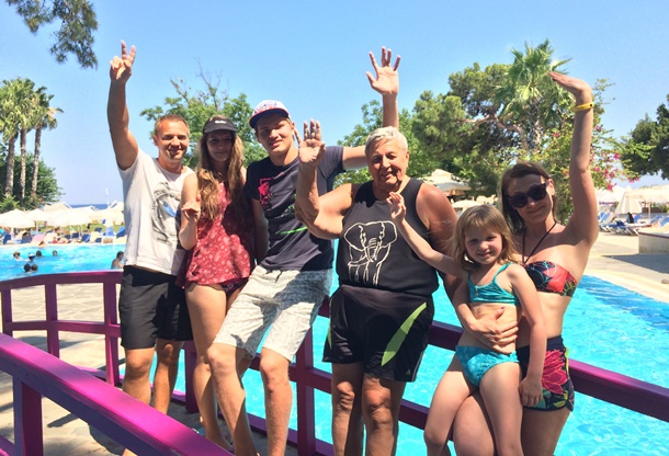 Rus Turist Türkiye'de Tatil Yapmanın Mutluluğunu Yaşıyor 2 Rus Turist Türkiye’de Tatil Yapmanın Mutluluğunu Yaşıyor