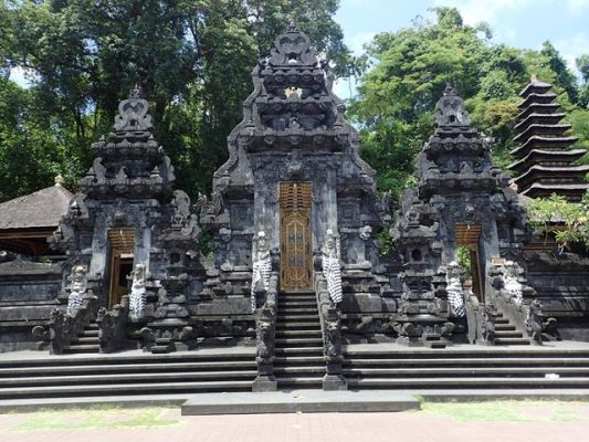 Bali Adası Balayı Turları Çiftlerin İlgi Odağı 11 Goa Lawah Tapınağı