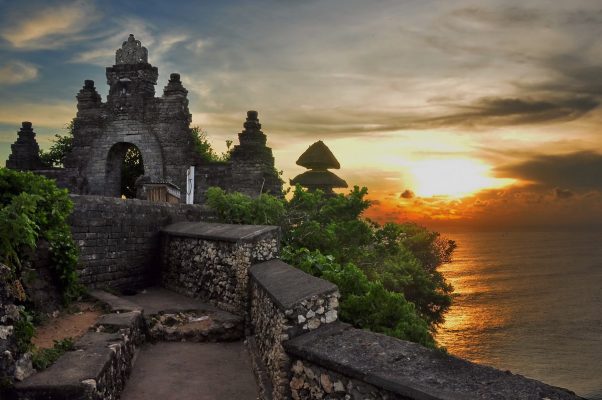 Bali Adası Balayı Turları Çiftlerin İlgi Odağı 3 Uluwatu Tapınağı