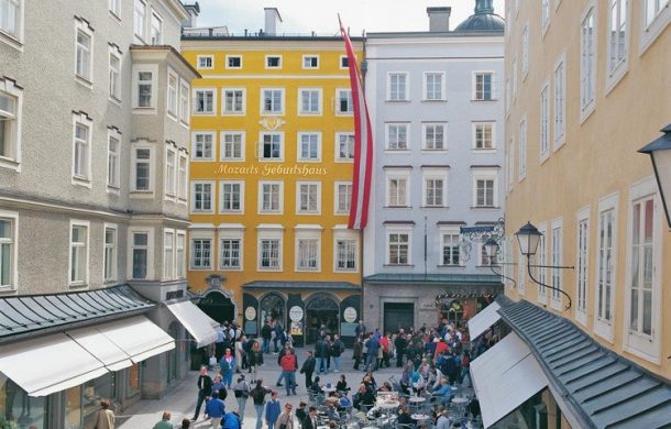 mozarts geburtshaus mit hagenauerplatz