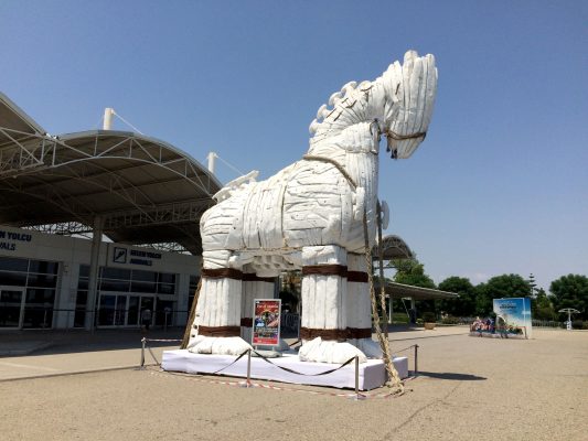 Antalya Dış Hatlar Terminali'nde Troia Rüzgarı