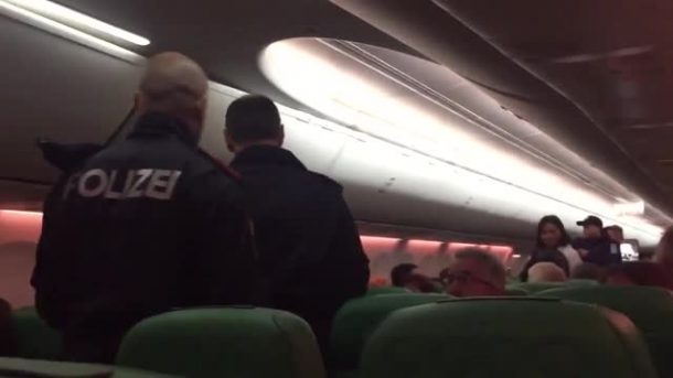 Gaz çıkaran yolcunun kavga çıkardığı uçak acil iniş yaptı