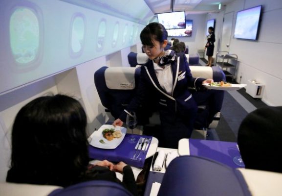 Japon yolcular sanal gerçeklik tatilinde yemek de yiyor