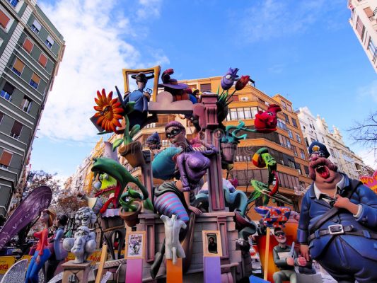 Las Fallas Festivali İspanya'nin yanan kuklalari