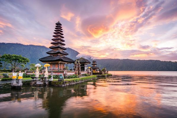 Pura Ulun Danu Bratan balide gun batimi.