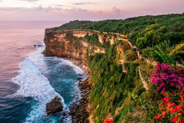 Uluwatu gun batımı romantik unlar sunar