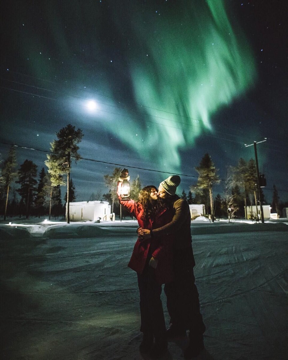 Finlandiya Lapland turuna çıkan ünlü çift kuzey ışıkları altında romantik anlar yaşadılar