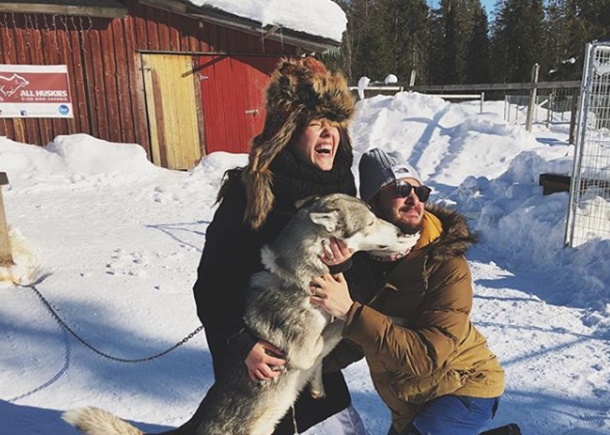 Finlandiya Lapland turuna çıkan ünlü çift kuzey ışıkları altında romantik anlar yaşadılar