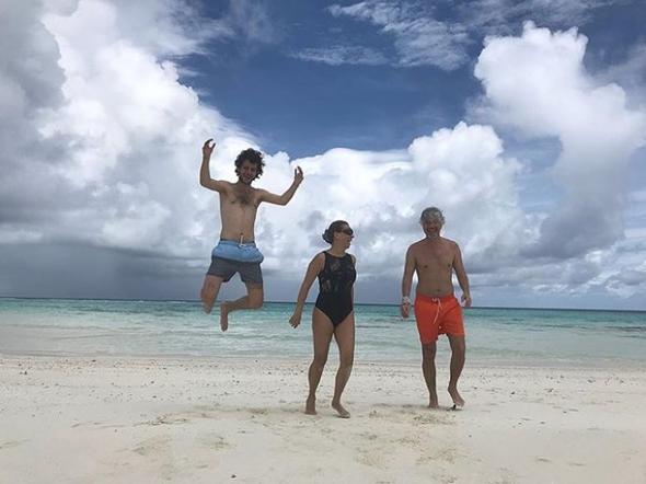 Uygur ailesi Maldivler tatilinde