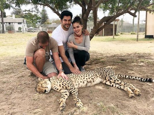 Fahriye Evcen ve Burak Özçivit Afrika tatiline devam ediyor