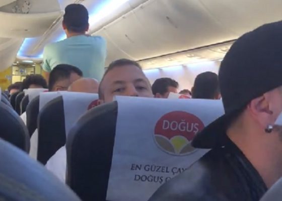 Sarhoş Türk yolcu Pegasus uçağında olay çıkardı!