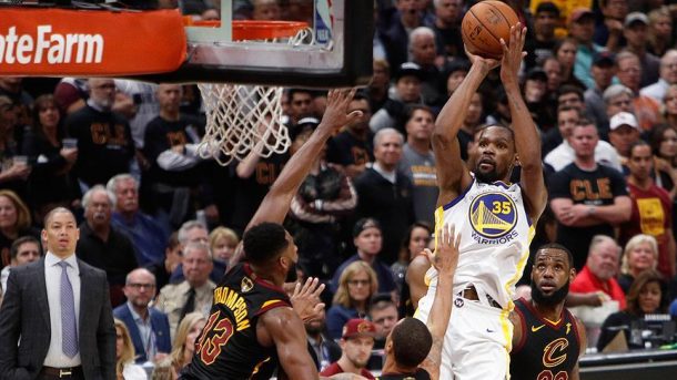 NBA'de Warriors'un kupaya uzanmasına bir maç kaldı! 