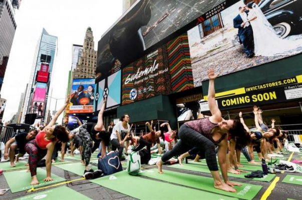 Times Meydanı Dünya Yoga Günü'nde yogacılarla doldu