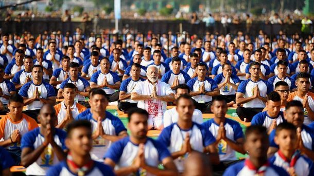 Hindistan Başbakanı Modi 50 bin kişiyle yoga yaptı!