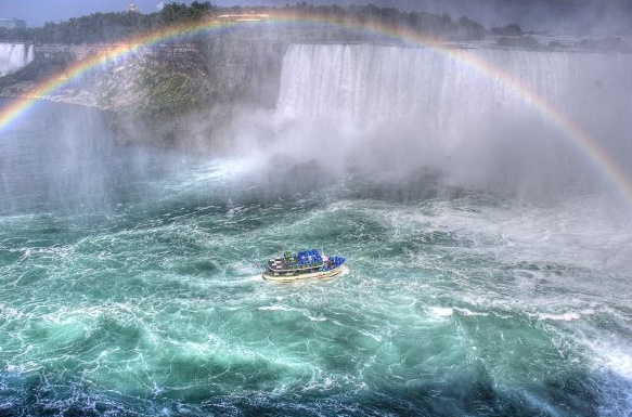 Niagara Şelalesi gökkuşağı altında balayı tatili