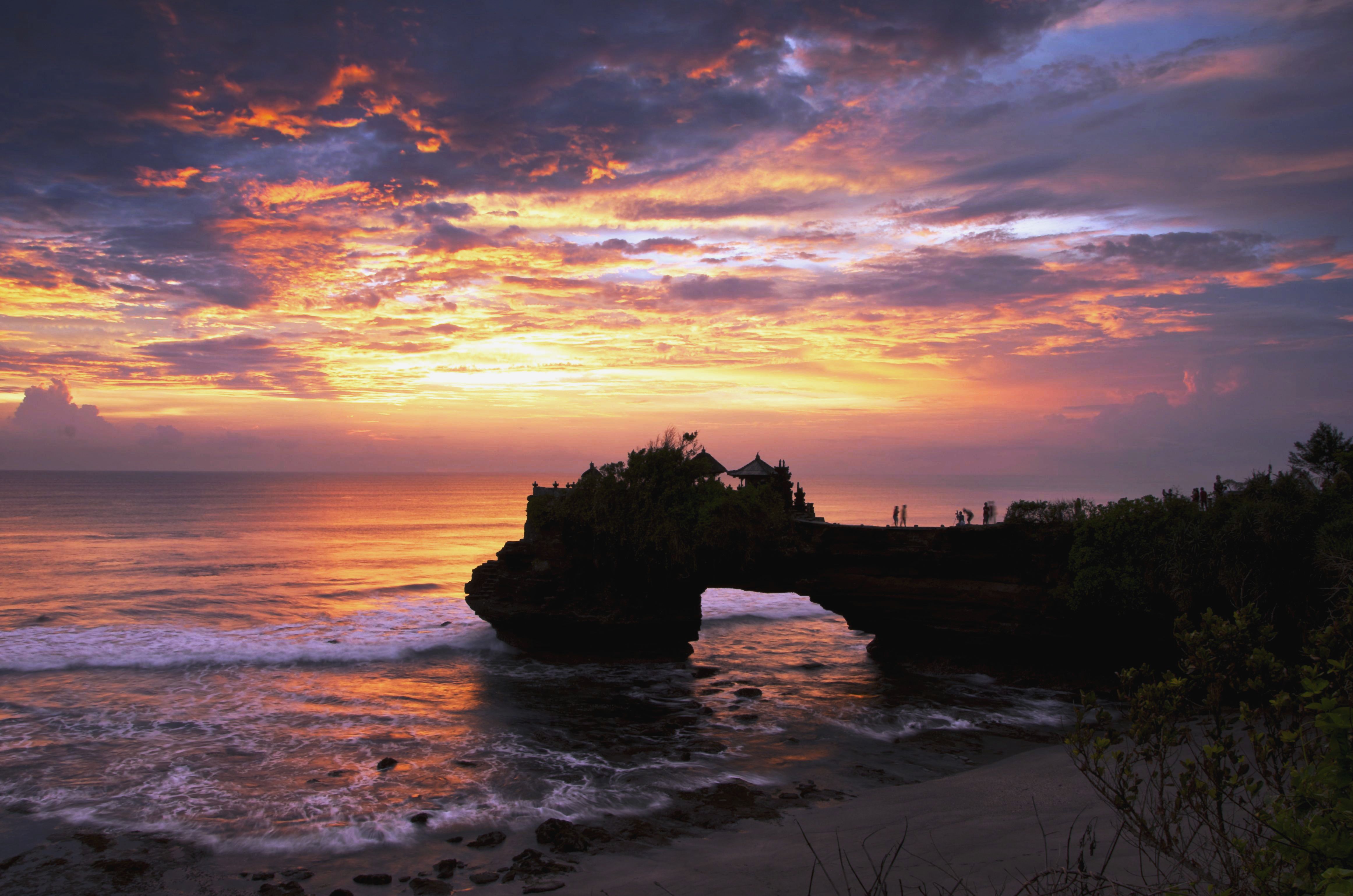 Tanah Lot Tapinağında günbatımını izleyin