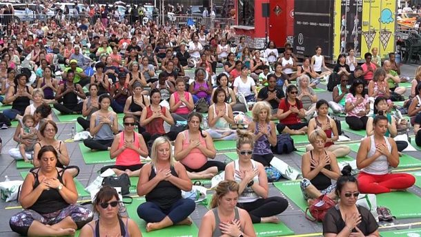 Times meydanı yogacılarla doldu