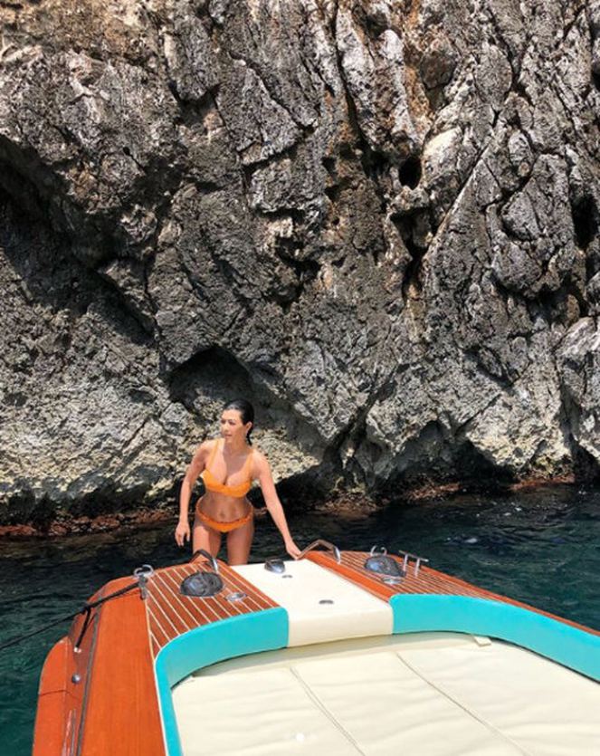 Kourtney  Kardashian İtalya plajlarında