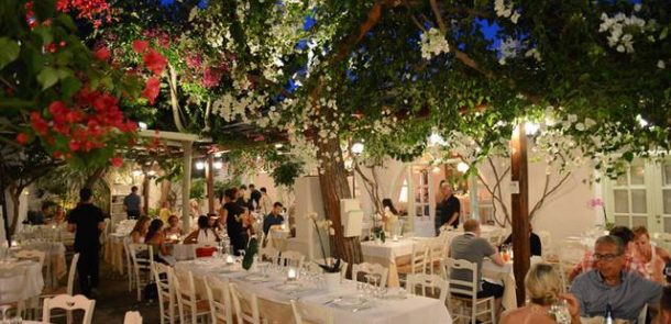 Yunan adası Mykonos'un ünlü restoranı Avla 