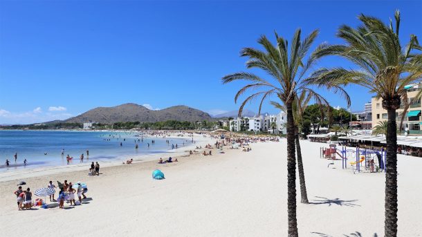 Turistlerin tercihi Port De Alcudia Plajı