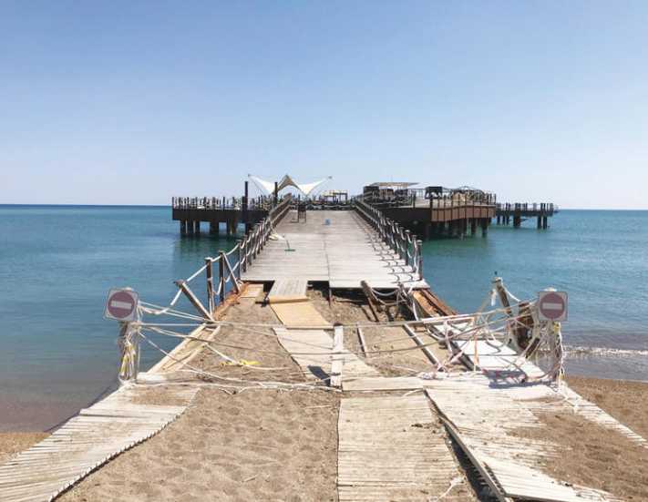 Mardan Palace önündeki ünlü plajın durumu ise içler acısı