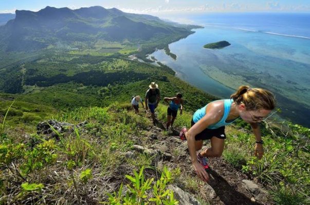 Trekking ile Le Morne Brabant 3-4 saatte zirveye çıkılıyor