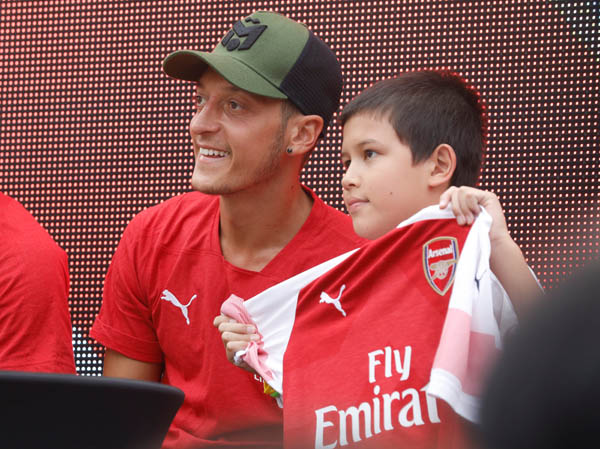 Mesut Özil arsenal ile Singapur kampında