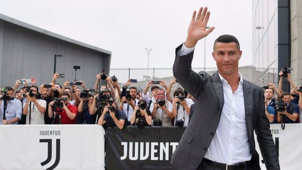 Ronaldo Juventus taraftarlarını selamladı