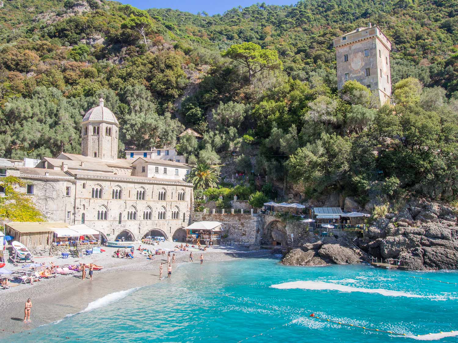 San Fruttuoso’nun güzel plajı küçük ve çakıl taşlı bir kumsala sahip