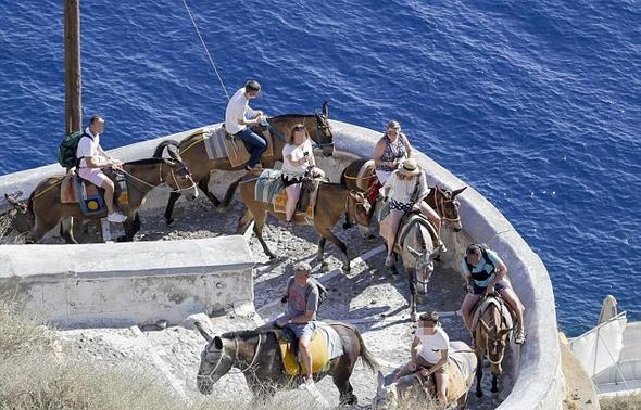 Obez turistler Yunan Adası Santorini'yi karıştırdı