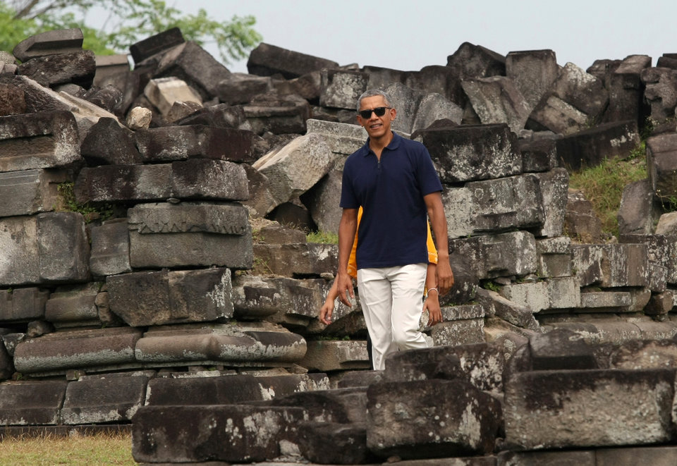Obamalar Java Adası'nda bulunan Yogyakarta'daki Prambanan Tapınağı'nda