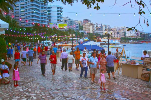 Arnavutluk Sarande Xhiro yürüyüş yapın