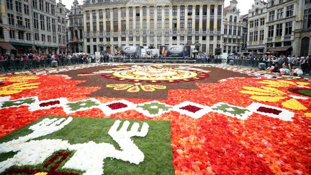 Grand Place, ilk kez 1971&'de çiçeklerle donatıldı